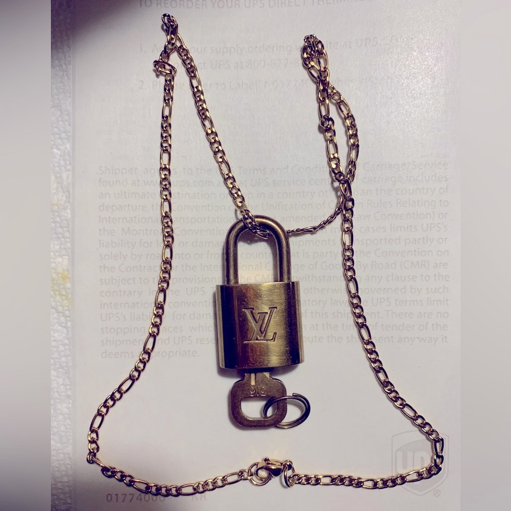 - LV LOCK/KEY W Figaro chain #344
